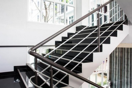 Installation d'un escalier en m&eacute;tal : guide des &eacute;tapes cl&eacute;s